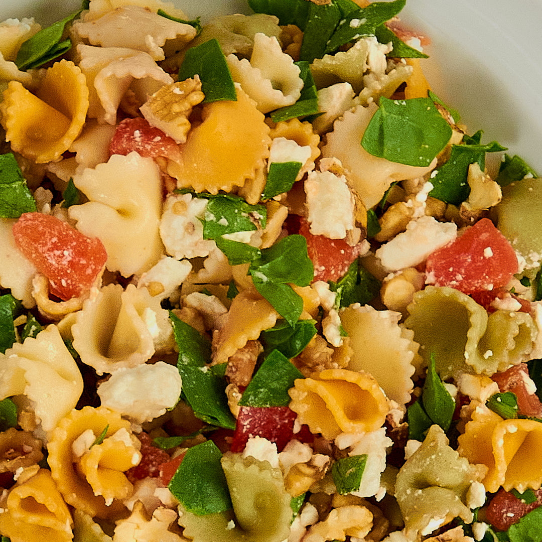 Ensalada de pasta, tomate y queso feta con vinagreta de balsámico - ensupuntoadomicilio